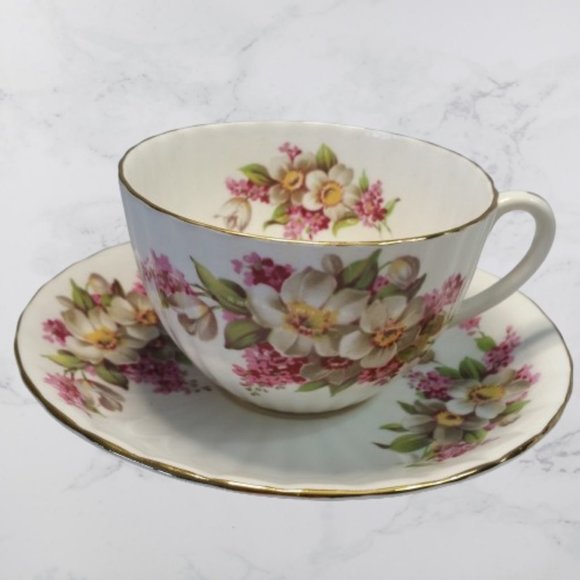 Bone China - Tea Cup and Saucer Set - Picture 1 of 3